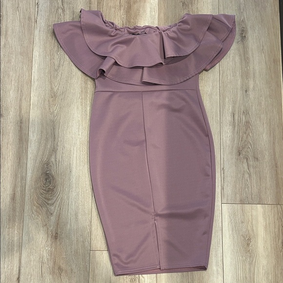 Boohoo Off-Shoulder Ruffle Midi Dress in Mauve - Picture 4 of 5